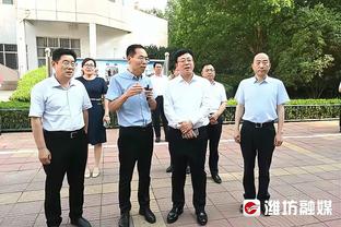 本场英雄！赛后鲍尔默在球员通道迎接威少和小威少